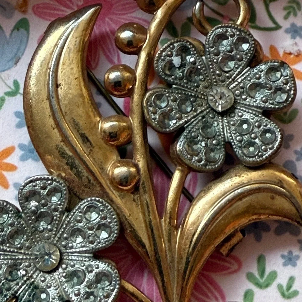 Unique Vintage features gold